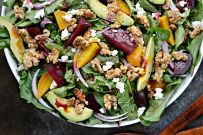 Σαλάτα ψητό παντζάρι και κατσικίσιο τυρί με dressing μουστάρδας μελιού