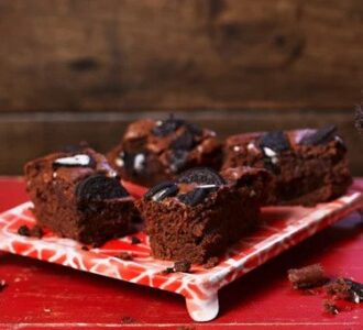 Vegan brownies με επικάλυψη μπισκότων