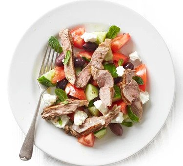 Αρνάκι με ελληνική σαλάτα