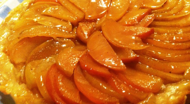 Αφράτη μηλόπιτα γυριστή στο τηγάνι