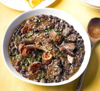 Βραζιλιάνικη feijoada με κρέας και μαύρα φασόλα