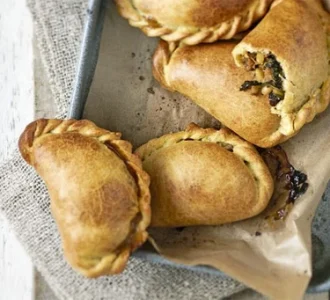 Γεμιστά πιτάκια empanadas με χοιρινό και λαχανίδα