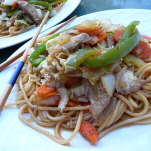 Γλυκό και πικάντικο χοιρινό με λάχανο νάπα stir-fry με πικάντικα noodles