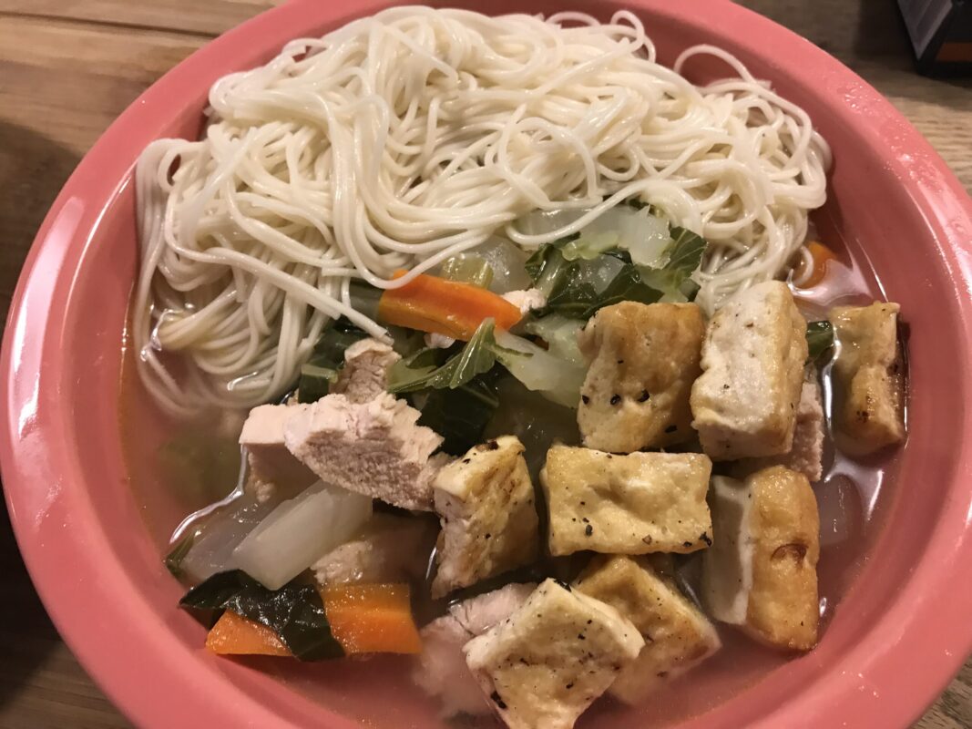 Εξαιρετική κινέζικη συνταγή για σούπα με κοτόπουλο και λάχανο μποκ τσόι