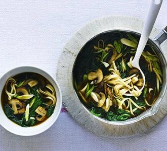 Ιαπωνική σούπα με νουντλς udon