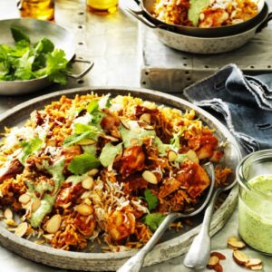 Ινδικό biryani κοτόπουλου με σάλτσα κόλιανδρου και δυόσμου