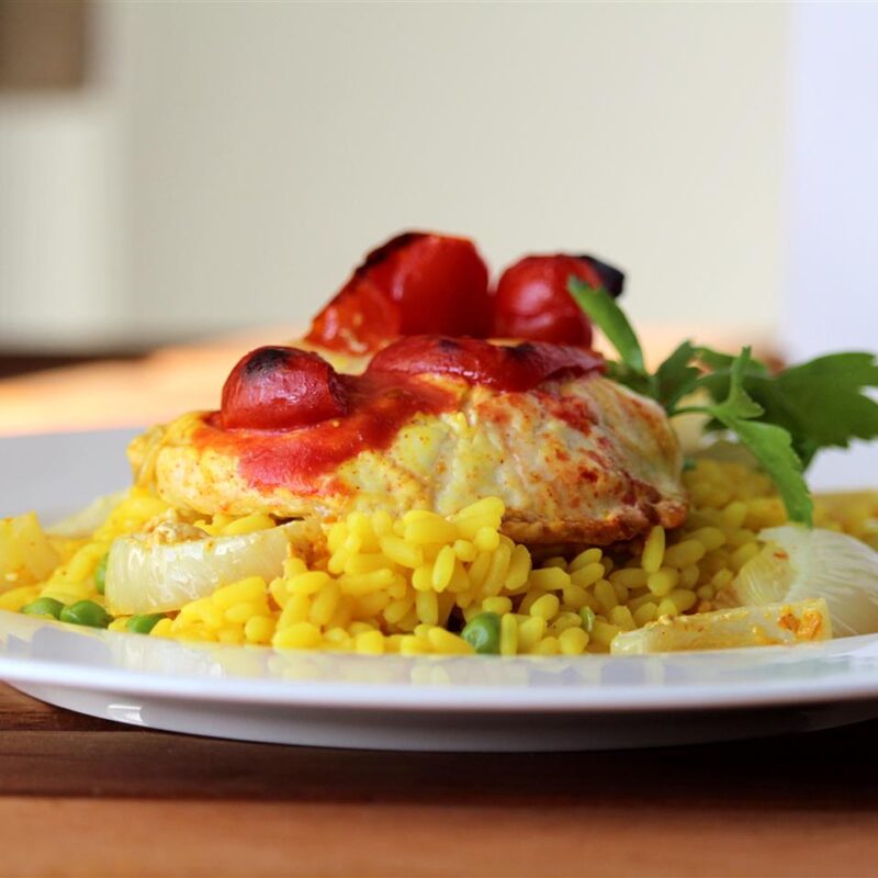 Ινδικό κοτόπουλο με ρύζι μπιριάνι μαριναρισμένο με γιαούρτι