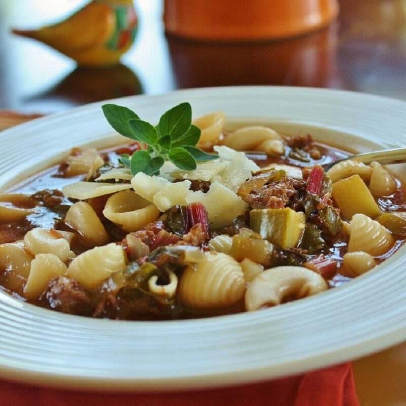 Ιταλική σούπα λουκάνικου στη χύτρα αργού μαγειρέματος
