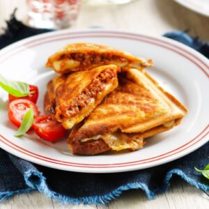 Ιταλικό τοστ (jaffle) με τυρί και σάλτσα μπολονέζ