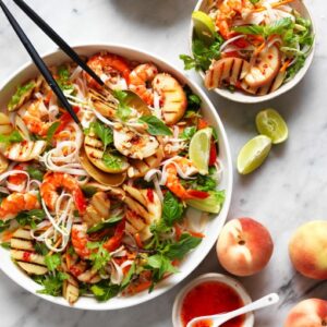 Κινέζικη σαλάτα pad thai με νουντλς, ψητό ροδάκινο και γαρίδες