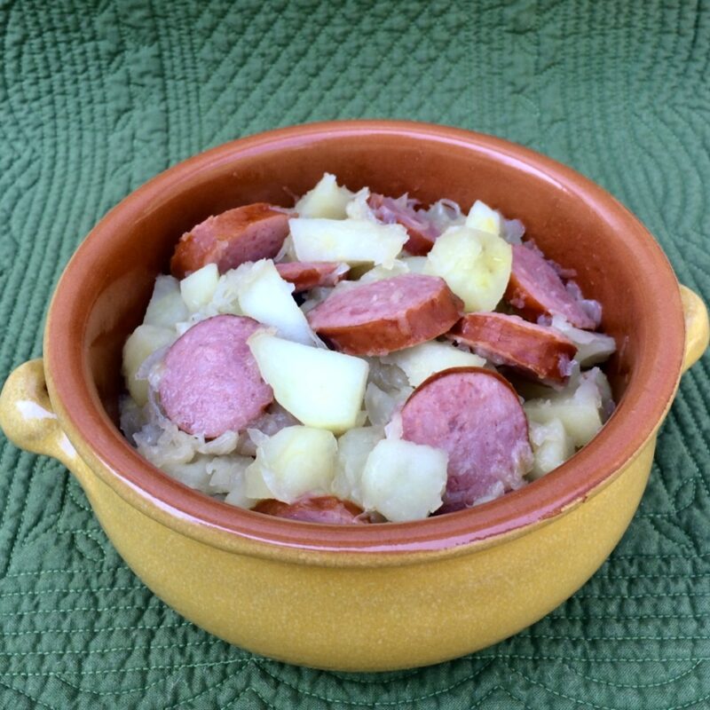 Λουκάνικα kielbasa με λάχανο τουρσί