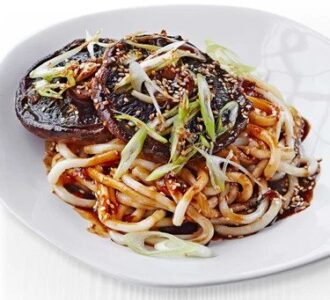 Μανιτάρια με πάστα miso και νουντλς udon