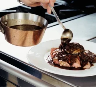 Σάλτσα με κρεμμύδια και κόκκινο κρασί