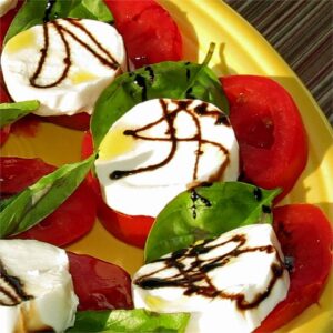 Σαλάτα caprese με βαλσαμικό ξύδι