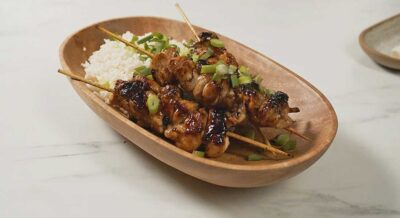 Σουβλάκια κοτόπουλου teriyaki στη σχάρα με πάστα miso
