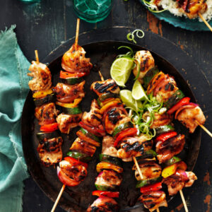 Σουβλάκια κοτόπουλου και λαχανικών με γλυκόξινη σάλτσα σόγιας