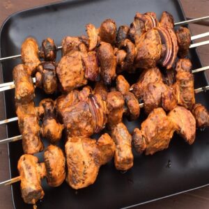 Σουβλάκια με αρνίσο κρέας, μανιτάρια και σάλτσα γιαουρτιού