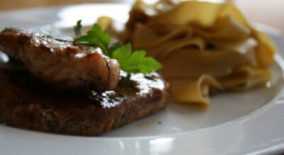 Χοιρινά μπριζολάκια με καραμελωμένα κρεμμύδια