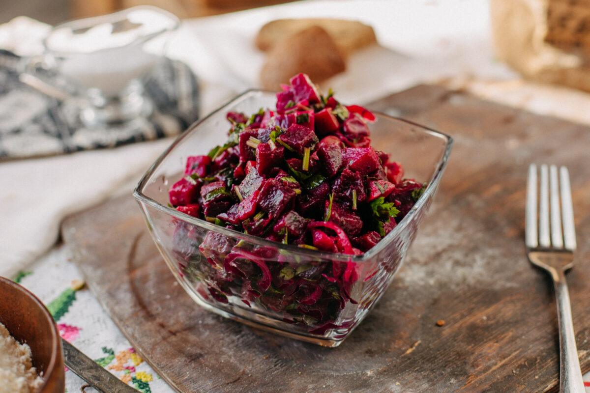 Salad with beets and walnuts