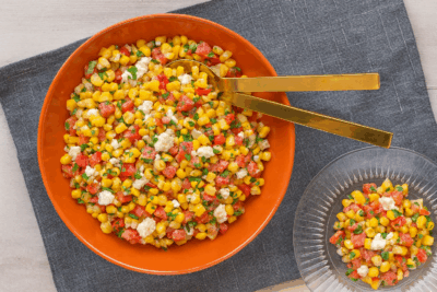 Χωριάτικη σαλάτα με καλαμπόκι και φέτα