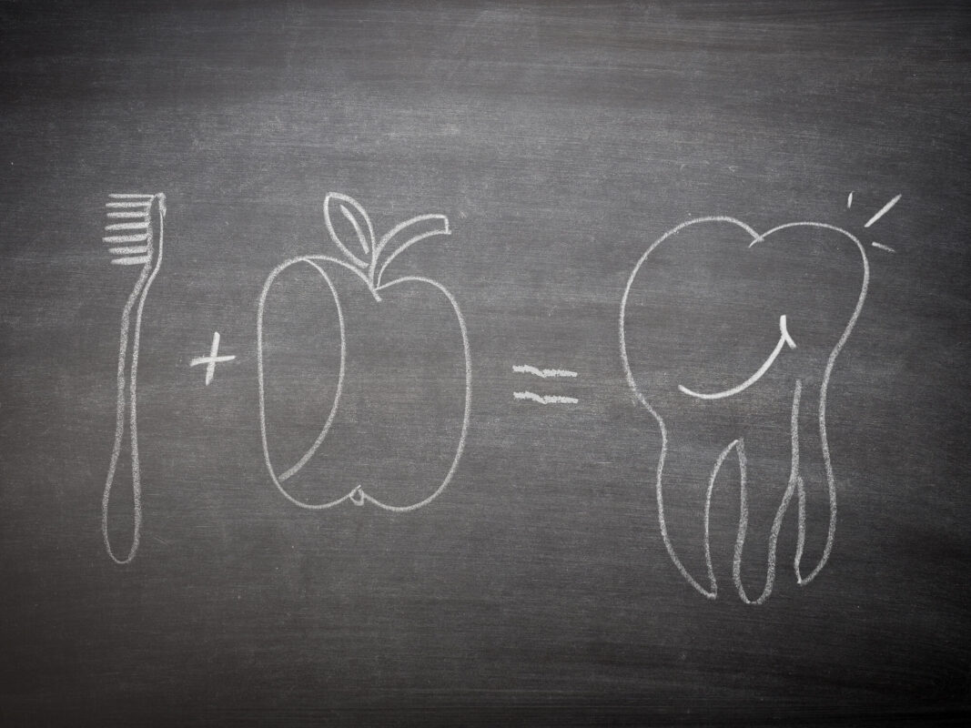 Διατροφή, καθημερινές συνήθειες και υγεία δοντιών: πώς επηρεάζουν το χαμόγελό μας